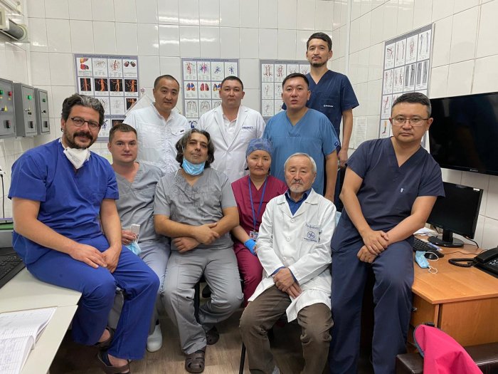 Специалисты университетского госпиталя НАО «МУС» совместно с турецким коллегой профессором Ertuğrul Okuyan успешно провели операцию по имплантации баллонно-расширяемого аортального клапана MyVal™, производства Meril Life Sciences Pvt., Ltd..